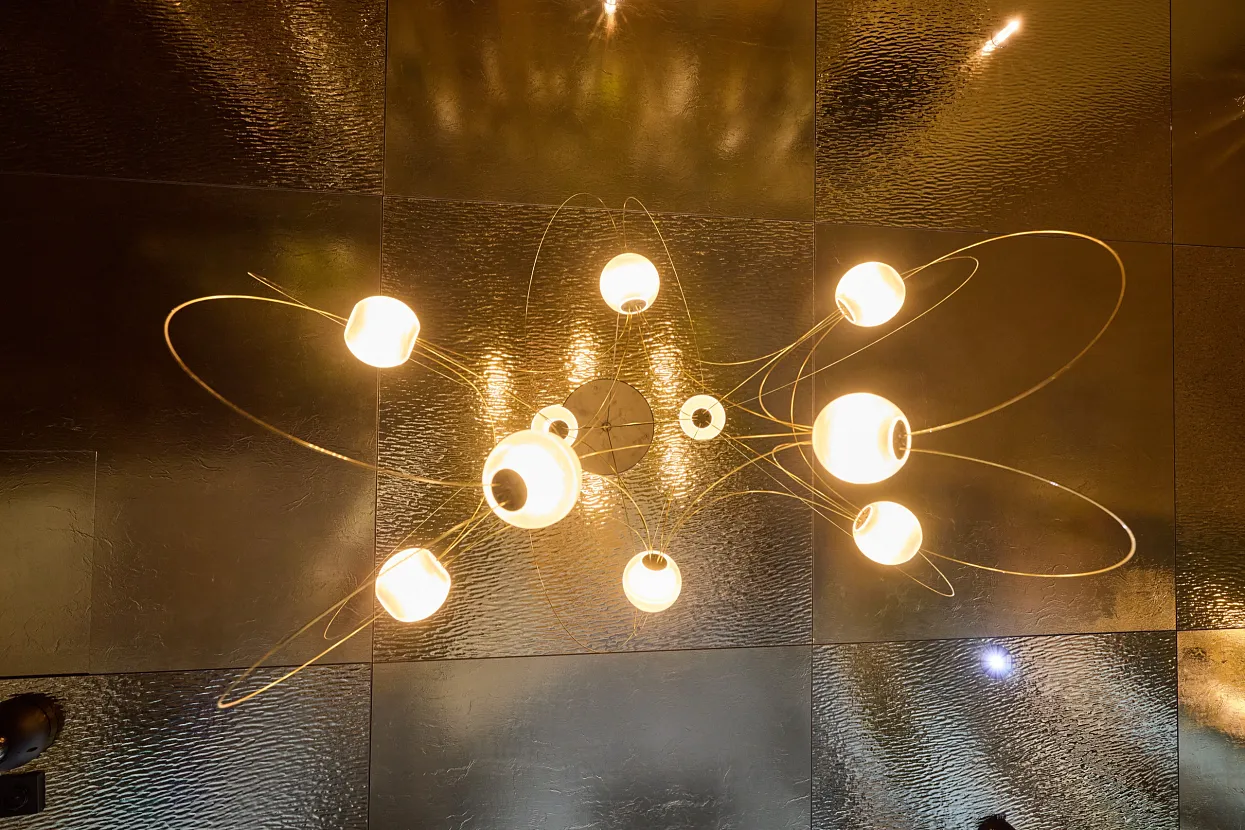 hotel-noa-schladming-deckenlampe-design-gold.webp