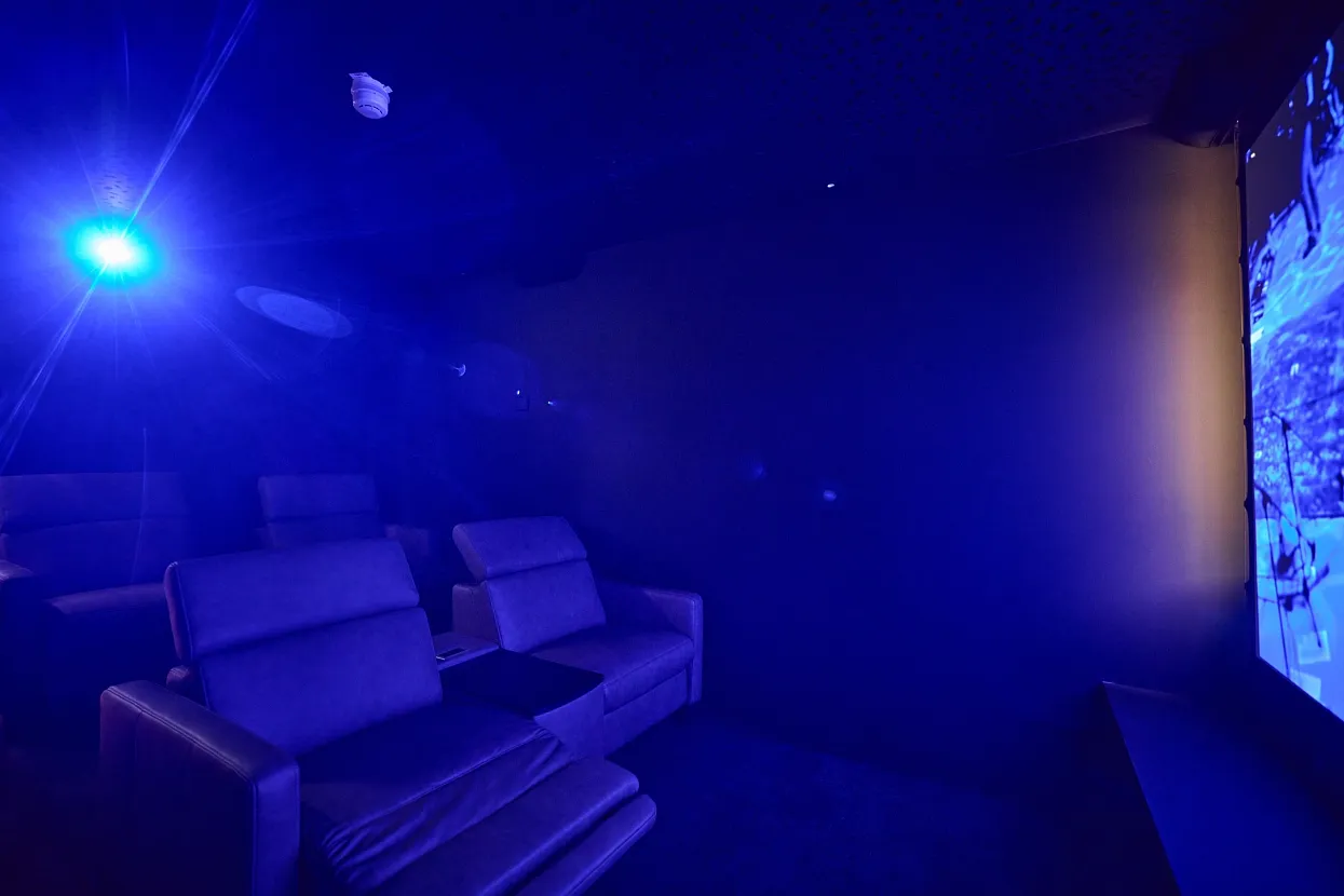 hotel-noa-schladming-private-cinema-2.jpg