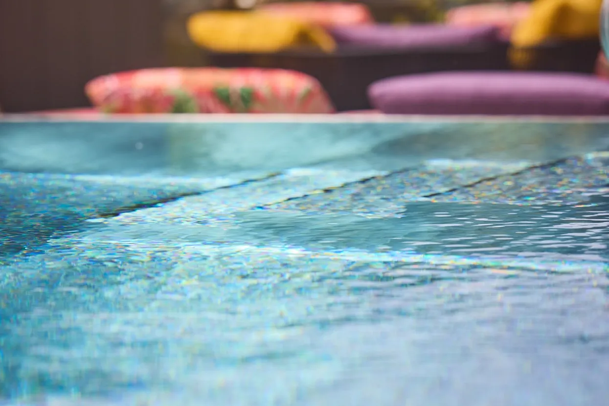 hotel-noa-schladming-rooftop-pool-16.jpg