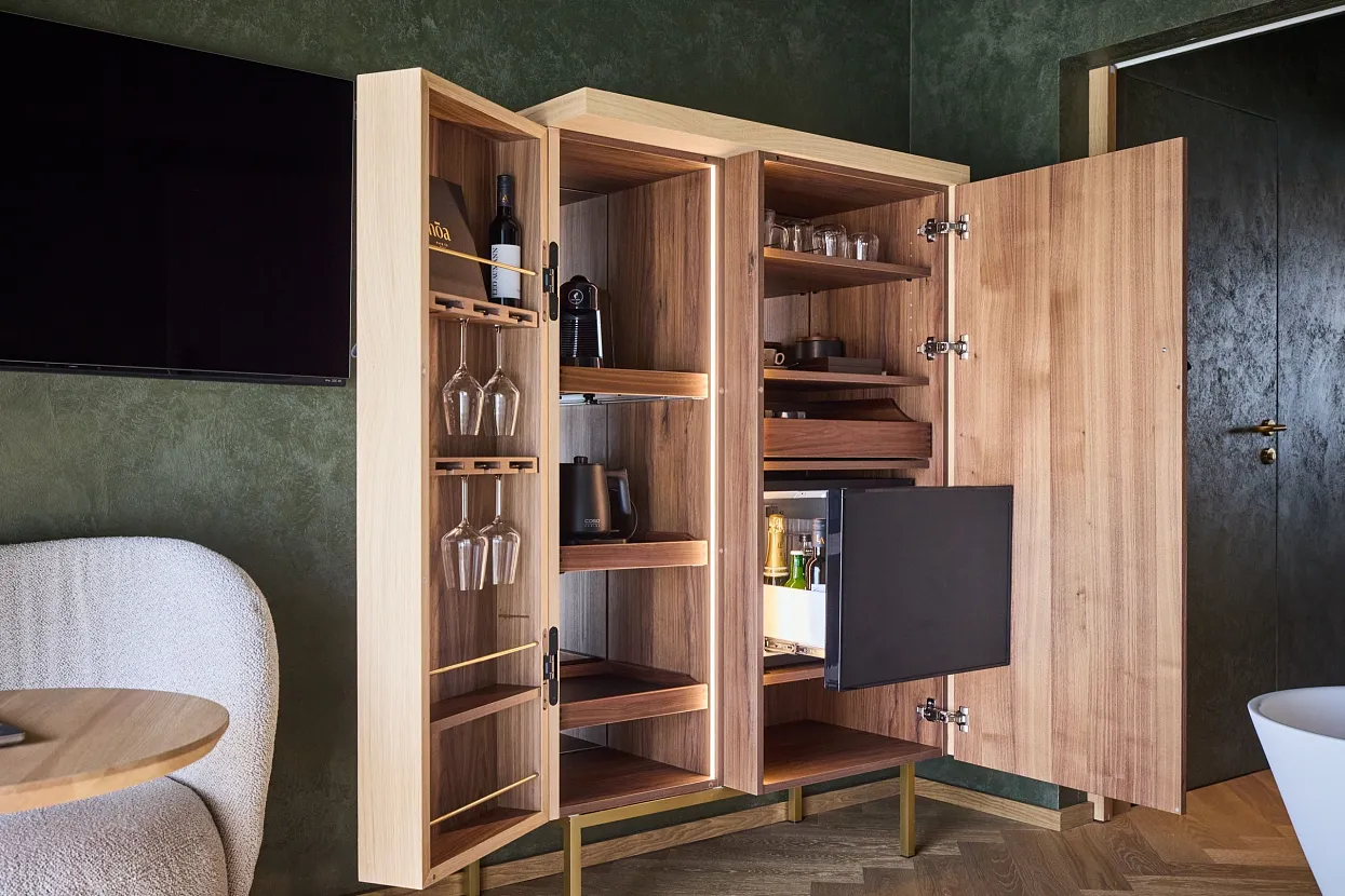 hotel-noa-schladming-suite-zimmer-schrank-bar.jpg