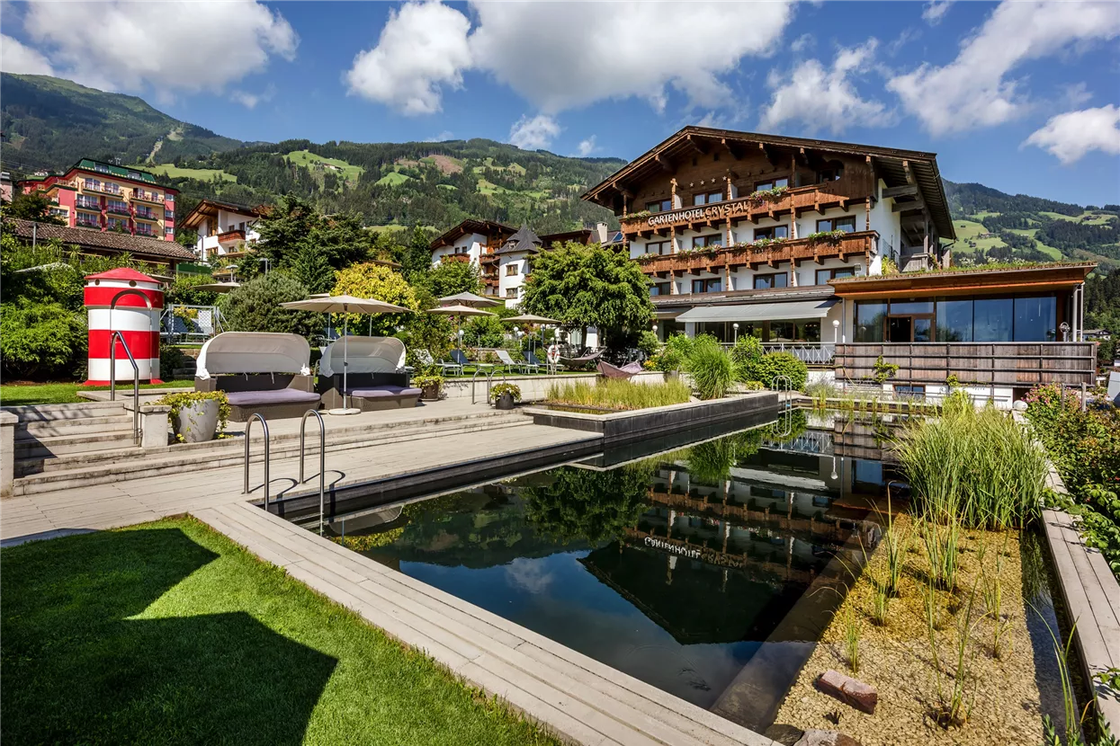 Hotelansicht mit Teich