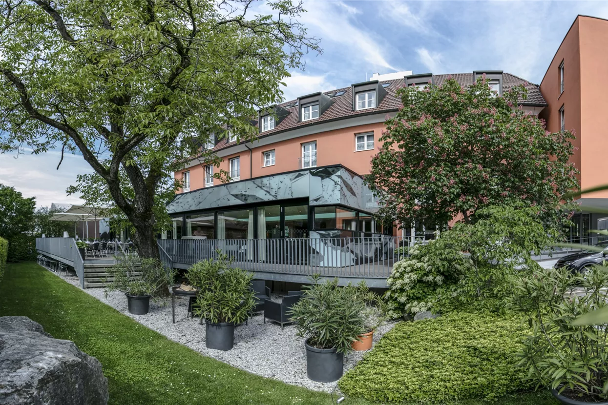 Montfort-das Hotel Außenansicht Garten.jpg