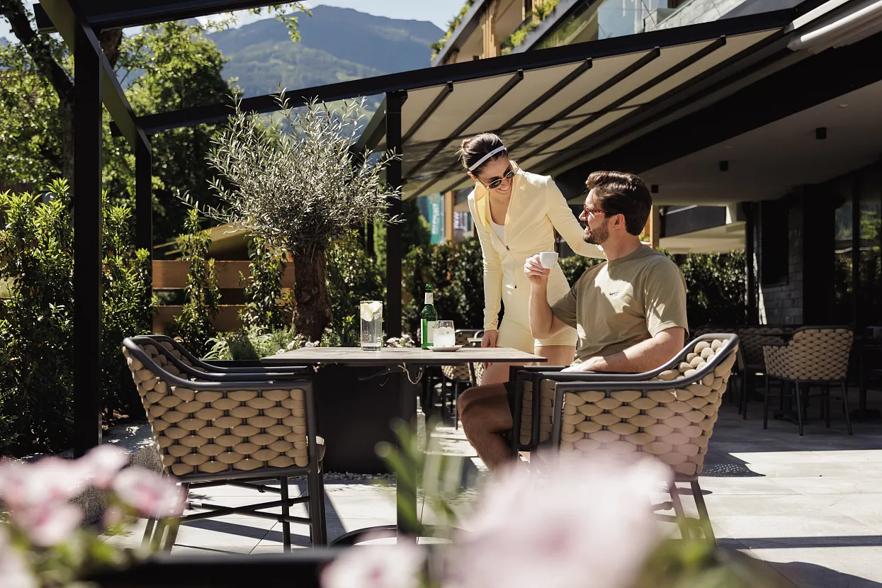 pachmair-1453-gastgarten-restaurant-annas-stubn-kaffee-models-1.jpg