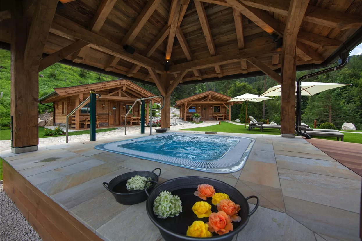 Saunagarten mit Whirlpool