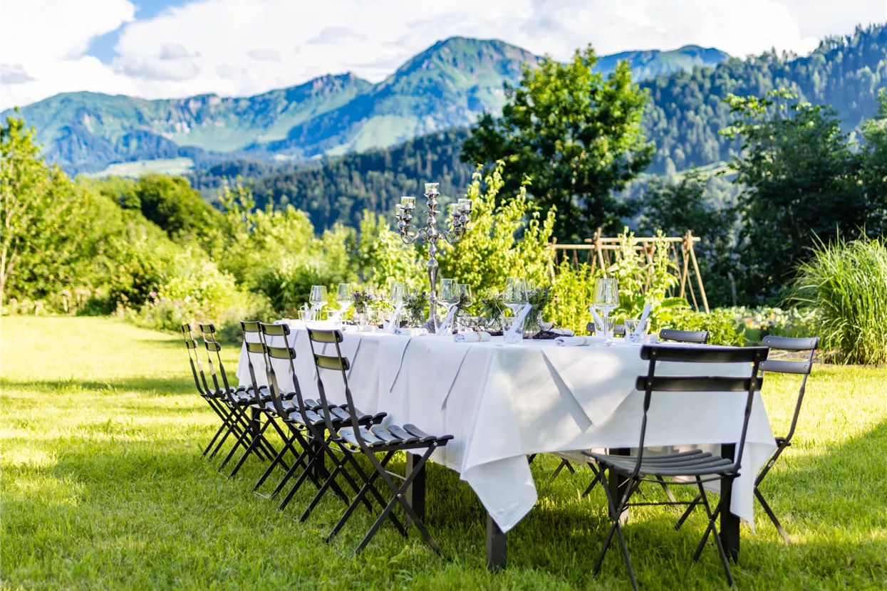 Tafel im Garten