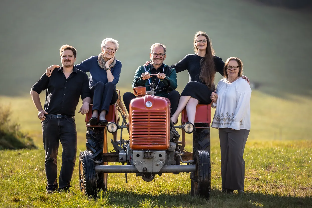 Traktor Familienfoto bearbeitet.jpg