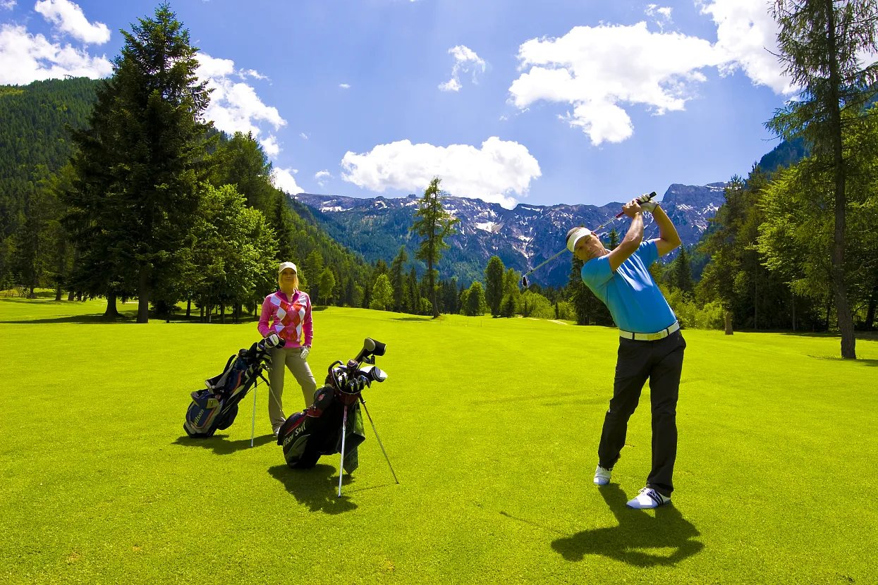 unten mitte nur golfer rechts.jpg