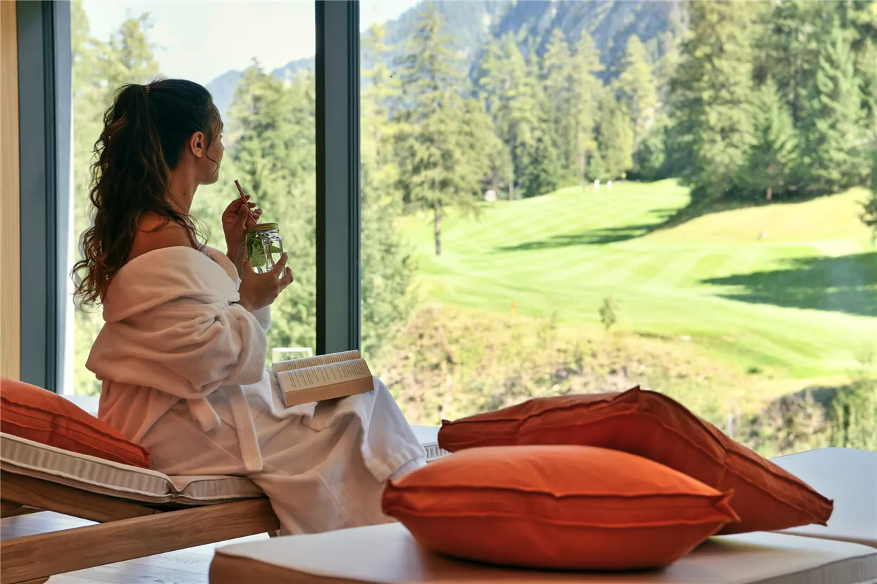 Wellnessbereich mit Blick auf den Golfplatz