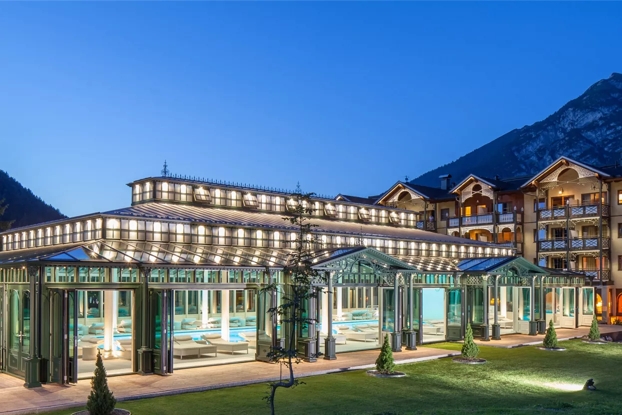 Hotelansicht am Abend