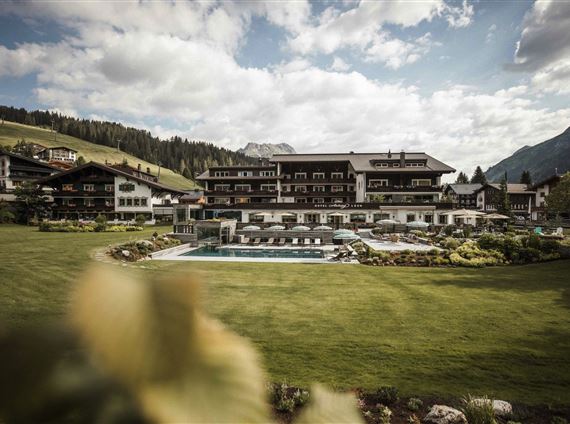 Hotel mit Pool und Garten in Lech