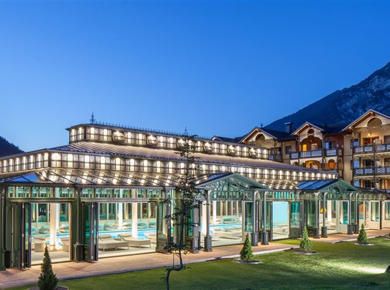 Hotelansicht am Abend